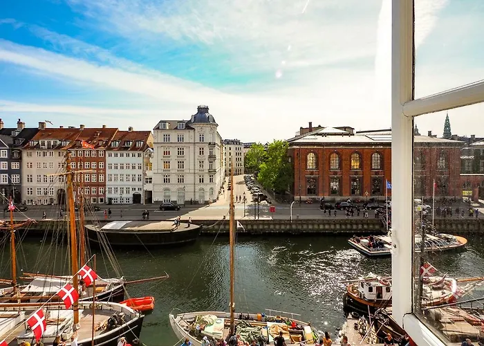 Colourful Nyhavn Experience Copenhague